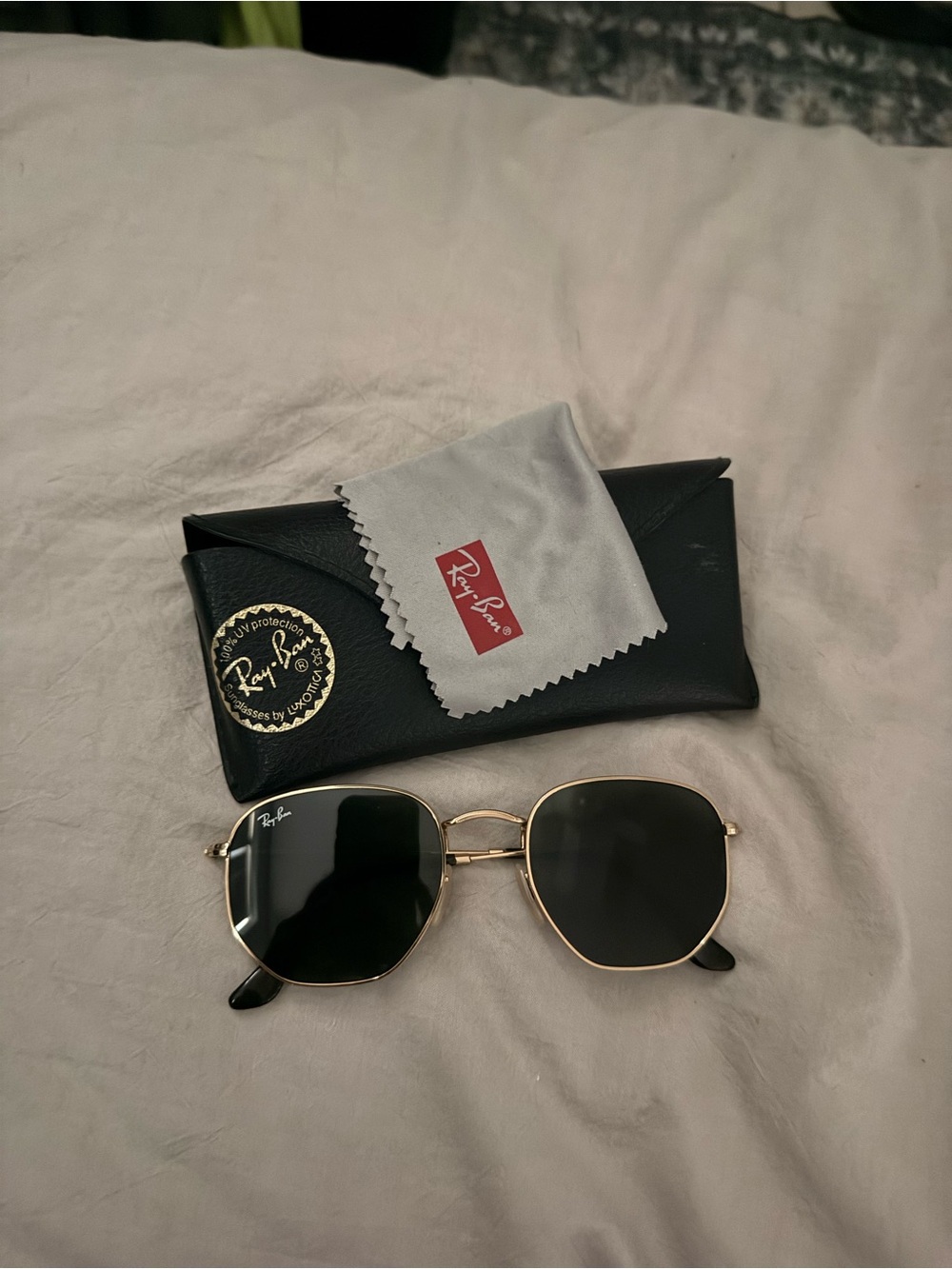 Ray-Ban Men’s Gold Frame Black Lens Sunglasses with Case